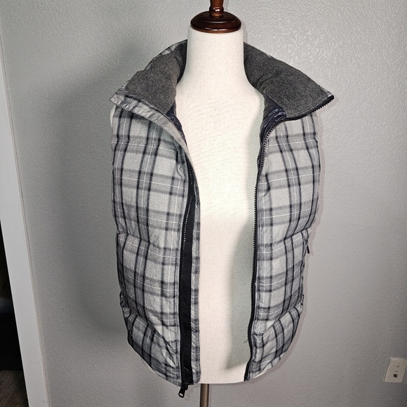 Gap Gray and Black Plaid Women's Zip up Puffer Vest with Zip Pockets XS - Picture 6 of 11